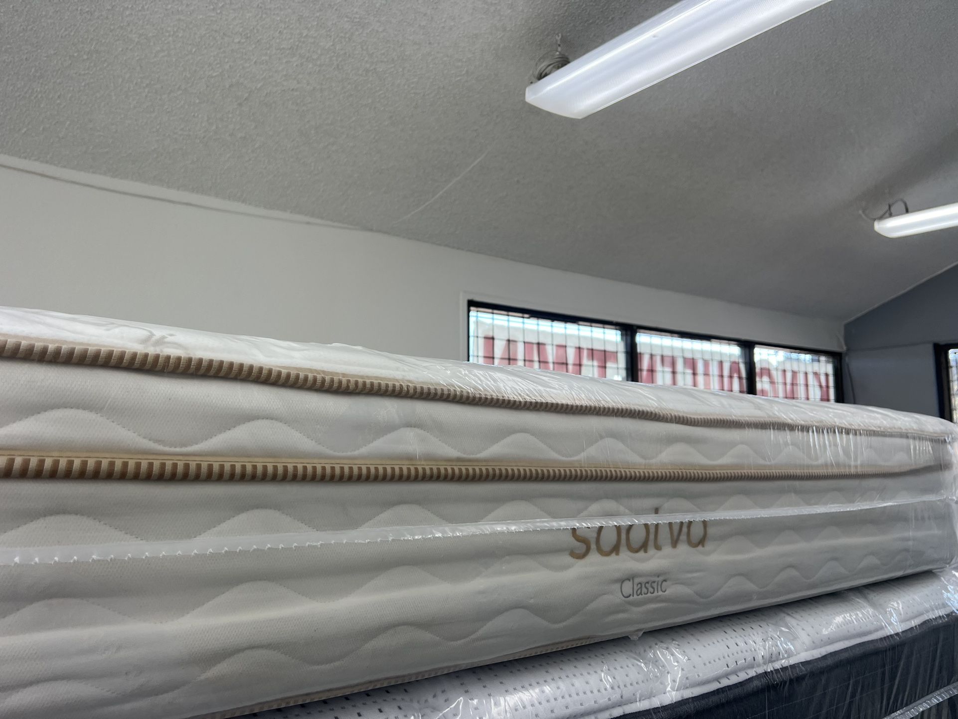 KING SIZE SAATVA CLASSIC MATTRESS & BOX SPRINGS BED SET