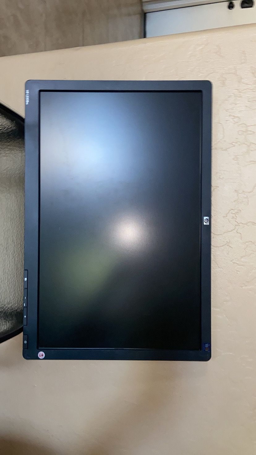 HP L2208w 20” Widescreen LCD Monitors