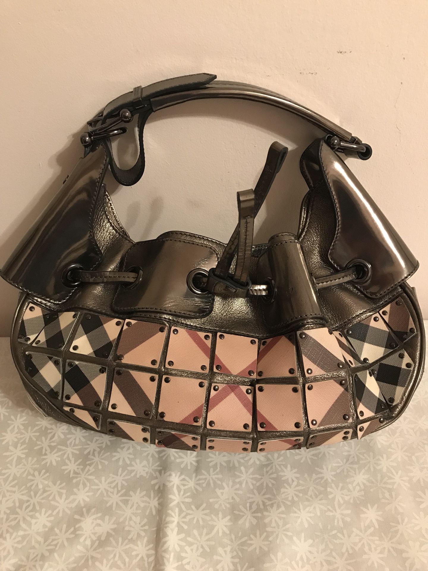 Burberry Beaton Sliced Nova Chexk Silver Large Bag. Condition is Pre-owne