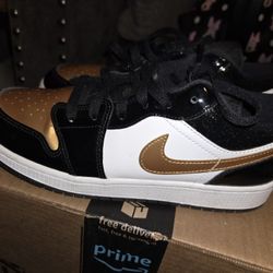 Air Jordan's 1 Low SE Gold Toe Size 7