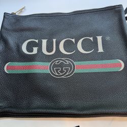 Gucci Pebbled Calfskin Medium Logo Portfolio Clutch