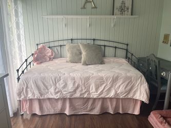 Beautiful day bed w trundle