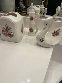 Vintage ceramic bathroom set