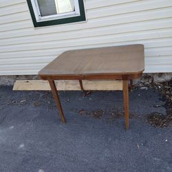 Kitchen.Table.