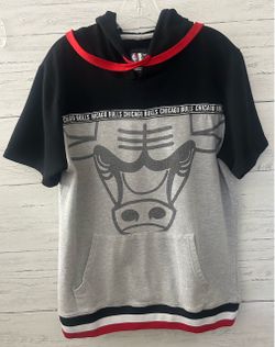Chicago Bulls NBA Men’s Large Short Sleeve Hoodie Gray Black Red Logo Pullover
