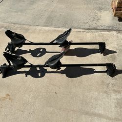 Roof rack yakima with kayak mounts and locks