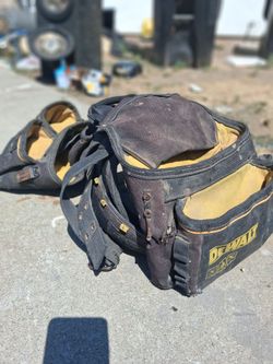cinturón portaherramientas DEWALT cuenta con múltiples bolsillos y está fabricado en nylon balístico resistente