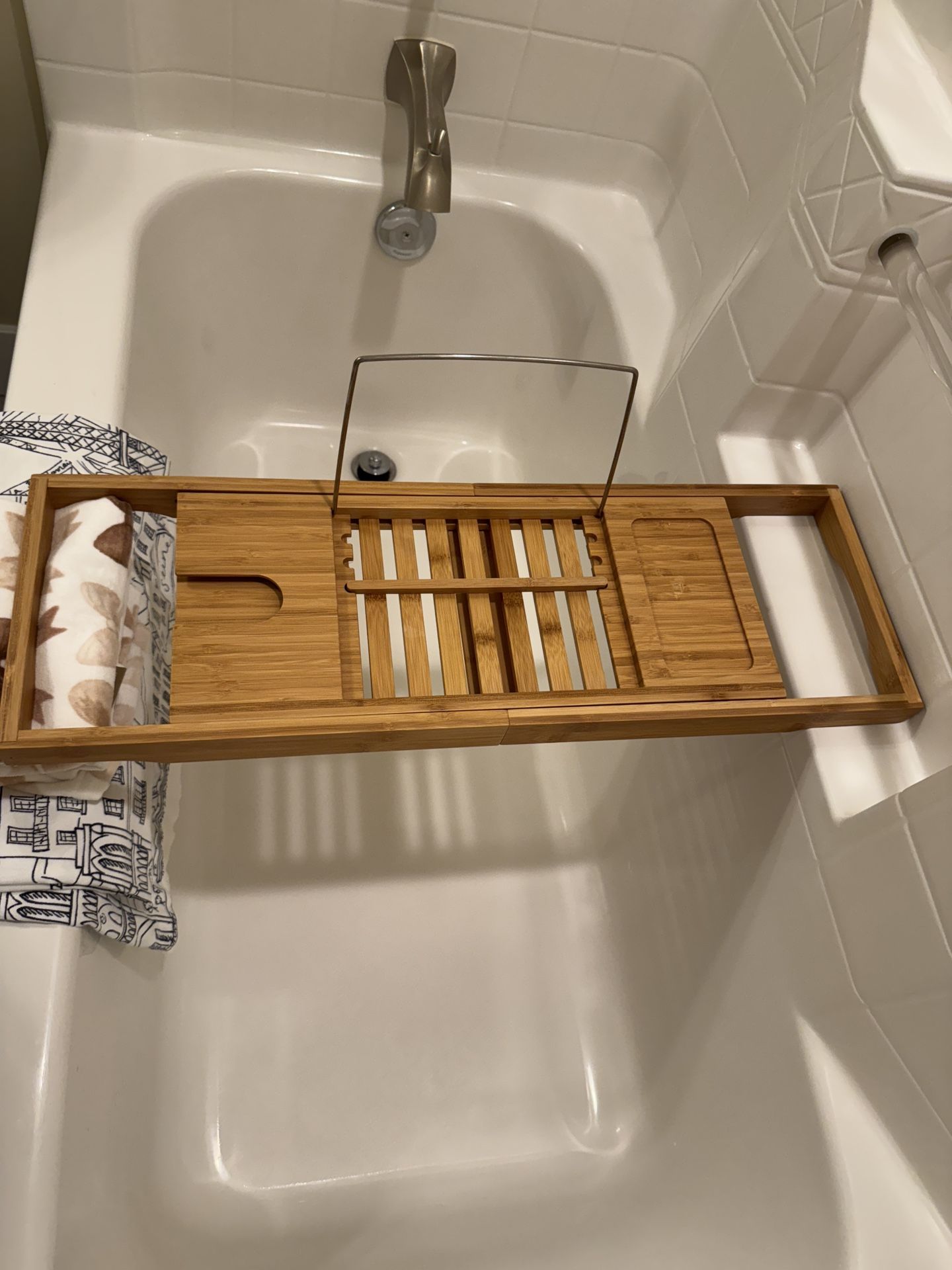 extendable bath tray with tablet/book stand and wine glass holder