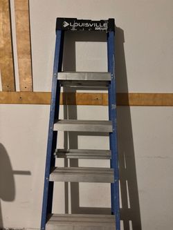 Louisville 225 lb Fiberglass Step Ladder