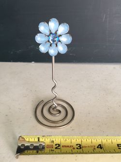 Holds photos/notes stand