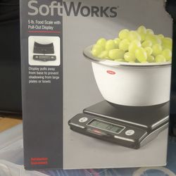 OXO Good Grips 5 Pound Food Scale with Pull-Out Display - Black
Measures in 1/8-oz (imperial) and 1-g (metric) increments for greater accuracy