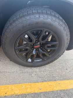 4 wheels & Tires 275/60 R20 (2026 GMC Sierra 1500 Elevation)