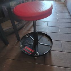 Pneumatic creeper seat