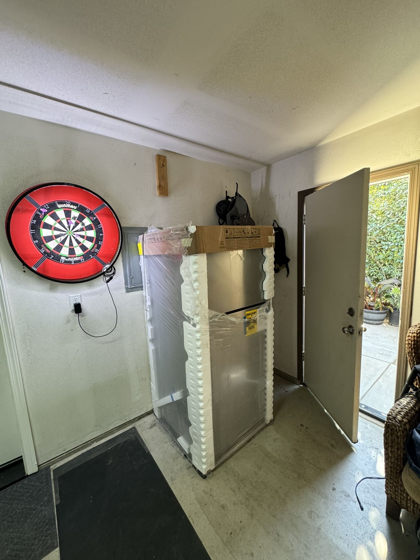 Whirlpool 18.2cu ft TopFreezer Refrigerator (Monochromatic Stainless