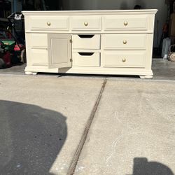 DRESSER  