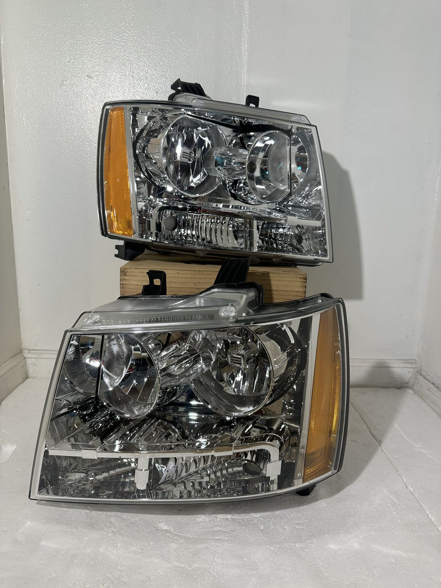 Chevy Tahoe Suburban 1(contact info removed) Avalanche Headlight Year 2007-2014