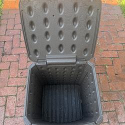 Rubbermaid Outdoor Storage Container