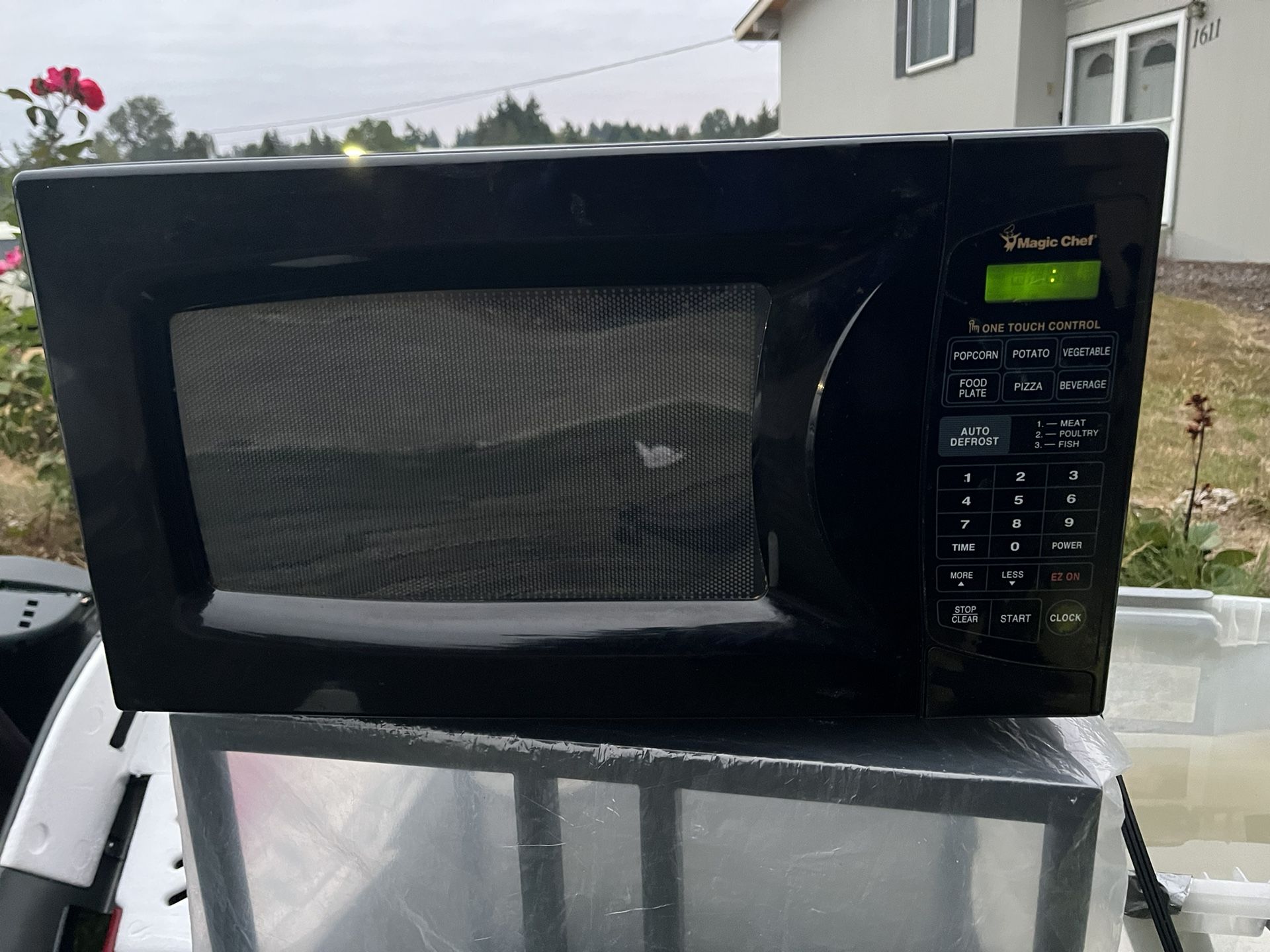 countertop 1000 watts 1.1 cu ft microwave (in Des Moines) Magic Chef