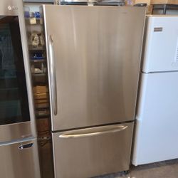 Maytag MBR2256KES
22 cu. ft. Bottom-Freezer Refrigerator Stainless Steel 