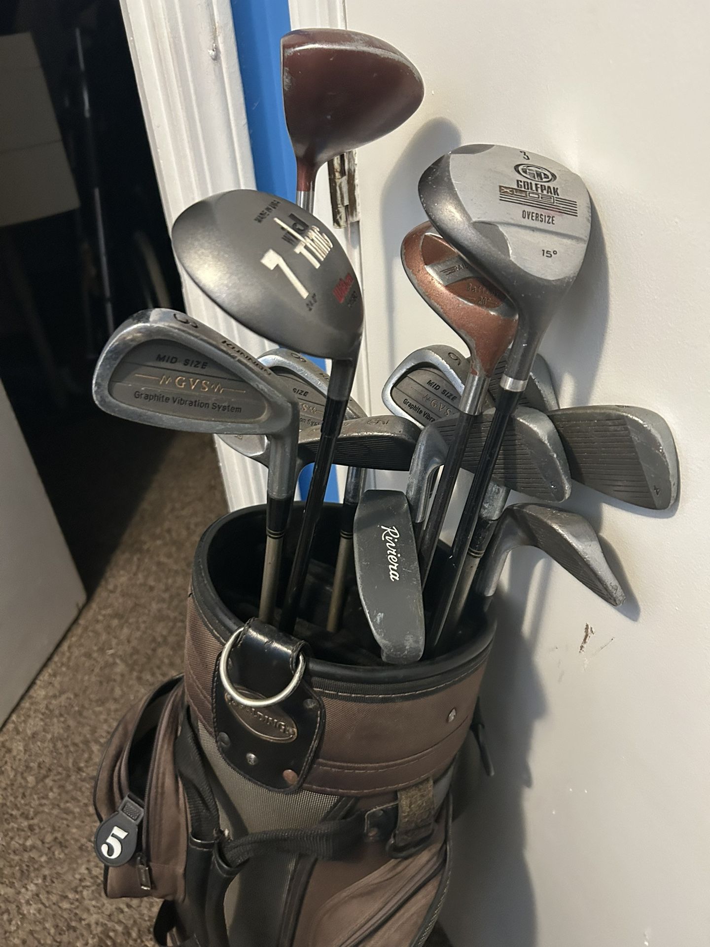 Golf Clubs - Spalding Golf Carrying Bag With 14 Golf Clubs