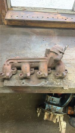 Ford cast-iron exhaust manifold D5AE-30AD
