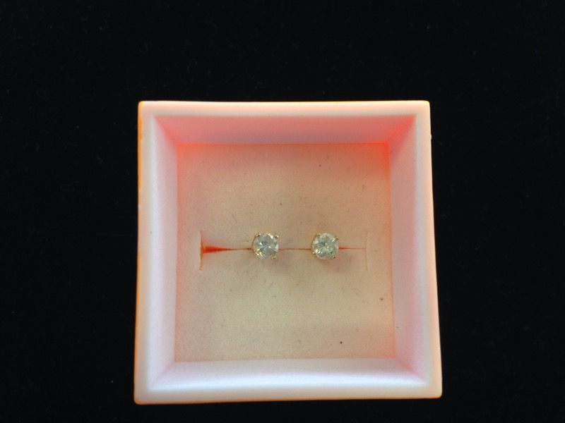 1/4 carat diamond stud earrings 14kt