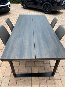 Beautiful dinning table w/chairs