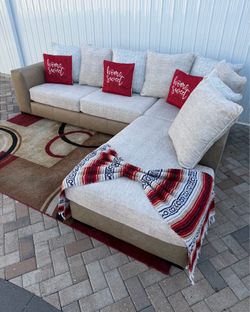 Beautiful 2-piece sectional sofa by Rooms To Go. Delivery available for an additional cost. In great condition, like new!!