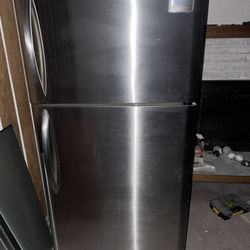 Fridgidaire Refrigerator 