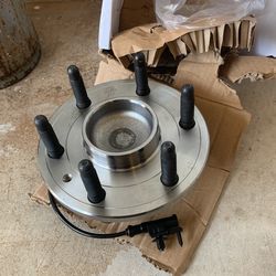 2007 Chevy Avalanche Front Wheel Hubs