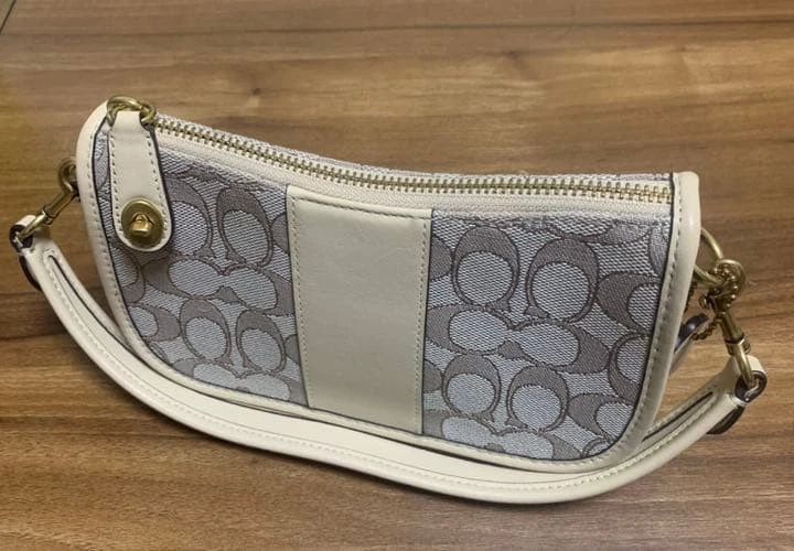 Coach swinger bag in signature jacquard