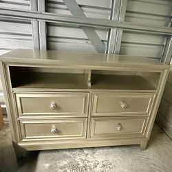 Entertainment  / Dresser 