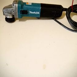 Makita 9557 4 1/2 In Corded Angle Grinder In Good Condition 