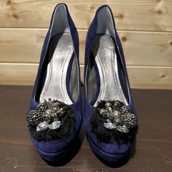 BNWOT navy blue suede BCBGeneration platform pumps size 6.5