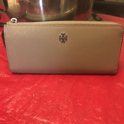 Tory Burch “Emerson L-zip” Wallet