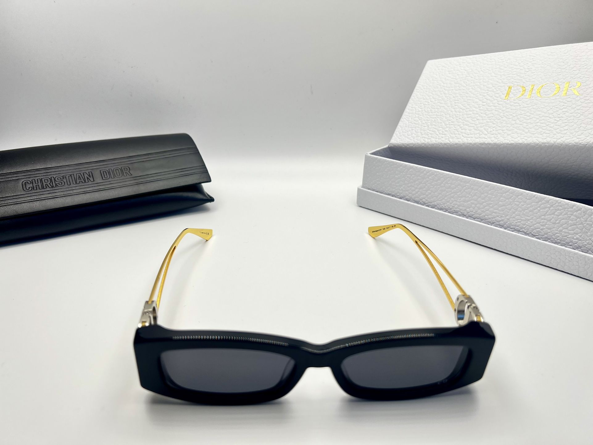 CHRISTIAN DIOR