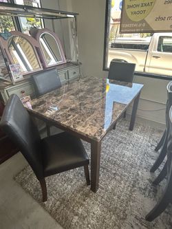 Medium size dining table set / new in box