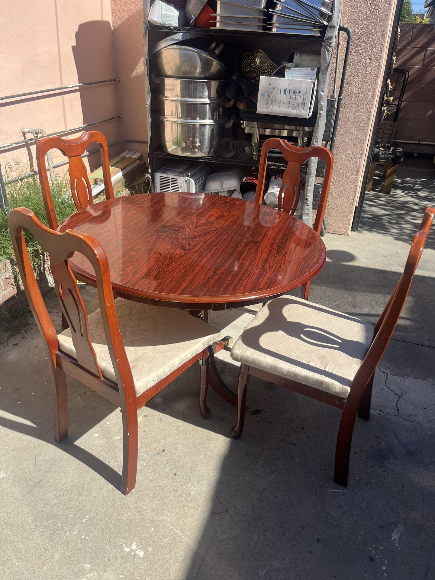 Round Table With Chairs 