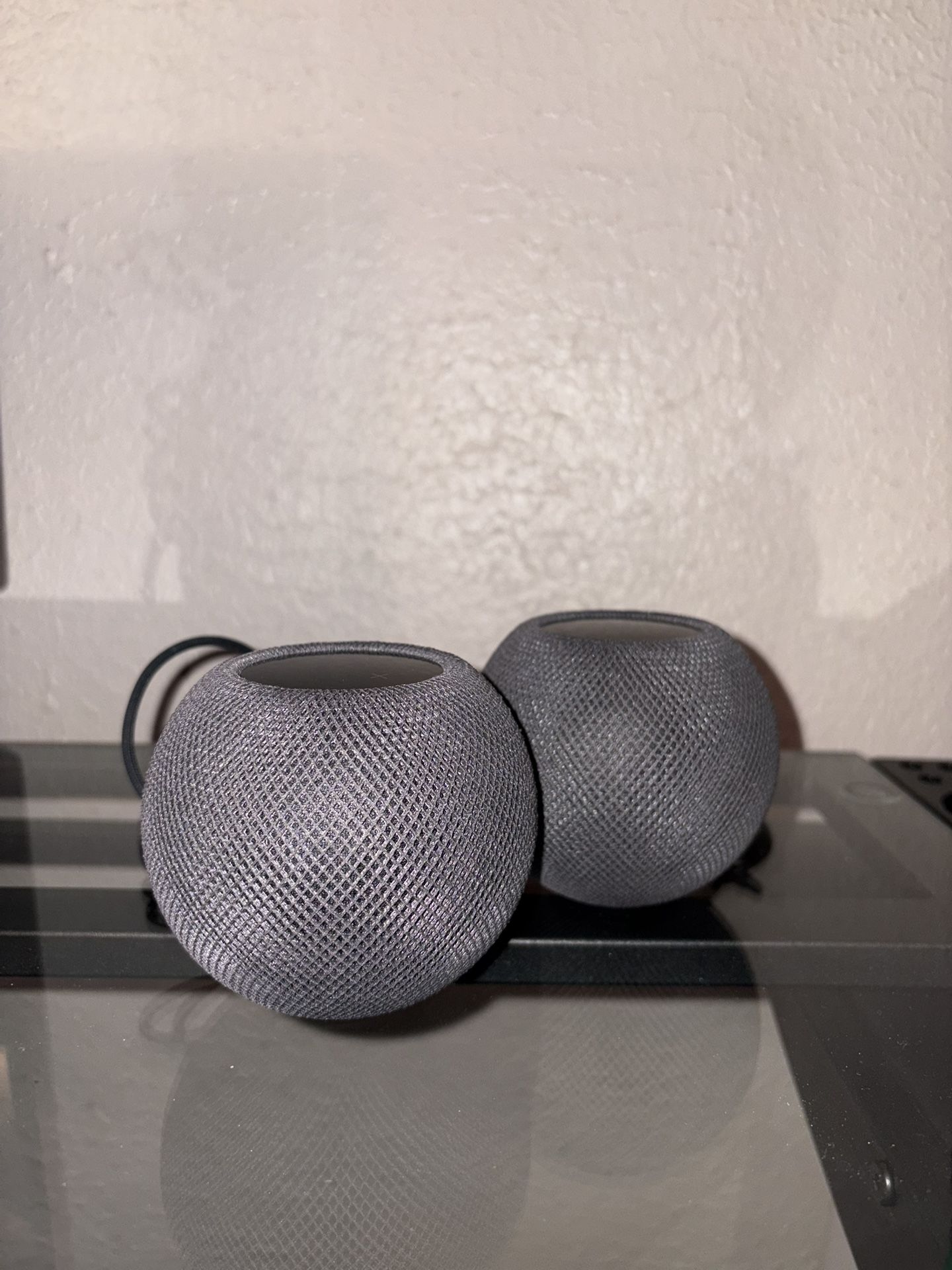 2 Apple HomePod Minis