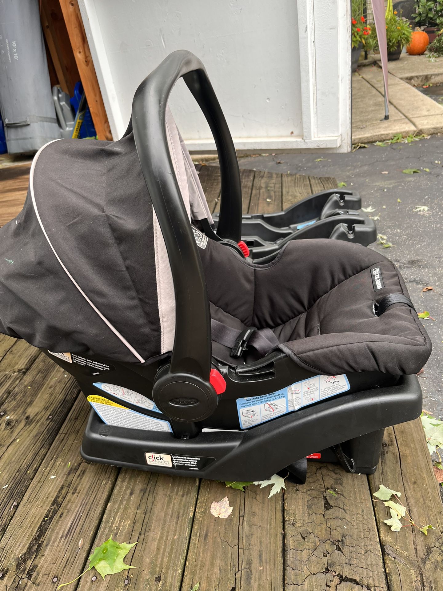 Graco Infant Car Seat + Extra Bases 