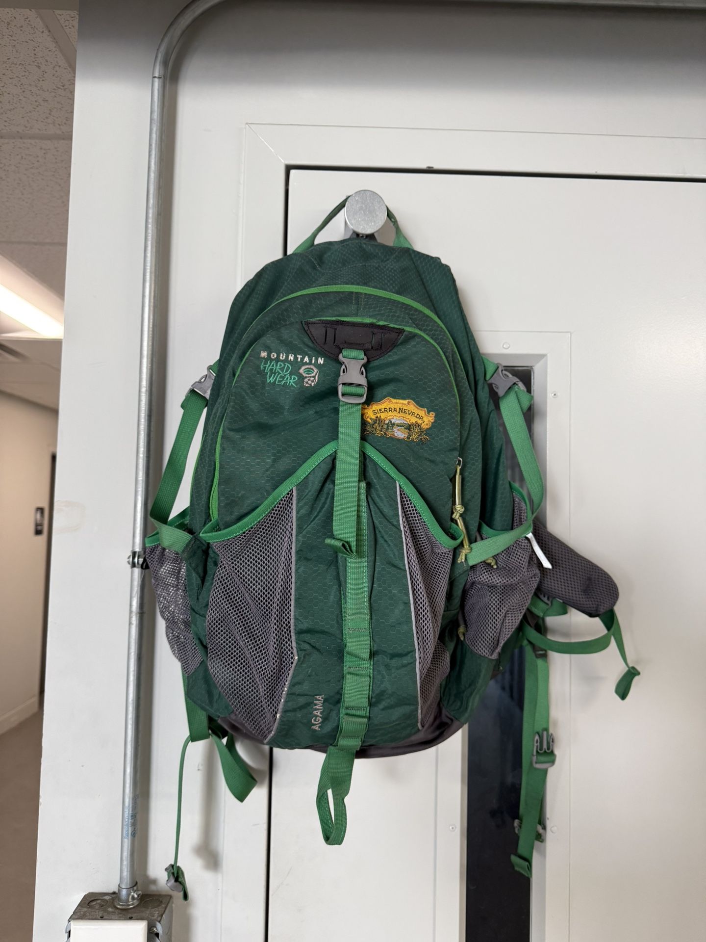 MOUNTAIN HARDWARE, AGAMA Backpack Outdoor Hiking Camping Day (Good condition) PICK UP IN CORNELIUS
