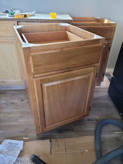 Gabinetes / Kitchen Cabinets • 21"W x 24"D x 34-1/2"H