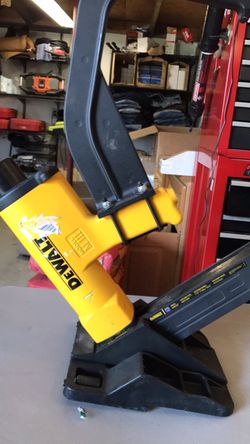 DEWALT Pneumatic 15.5-Gauge Hardwood Flooring Stapler