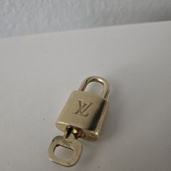 🔐Authentic Louis Vuitton Brass Padlock & Key Set #316✨️
