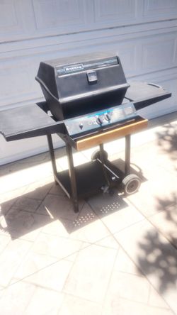 MEDIUM BBQ GRILL IN EXCELLENT CONDITION SUPER CLEAN READY TO USE