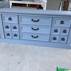SOLID WOOD KING SIZE BEDROOM SET LIKE NEW