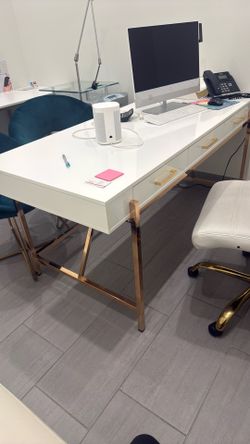 Beautiful desk and great condition Rose gold metal