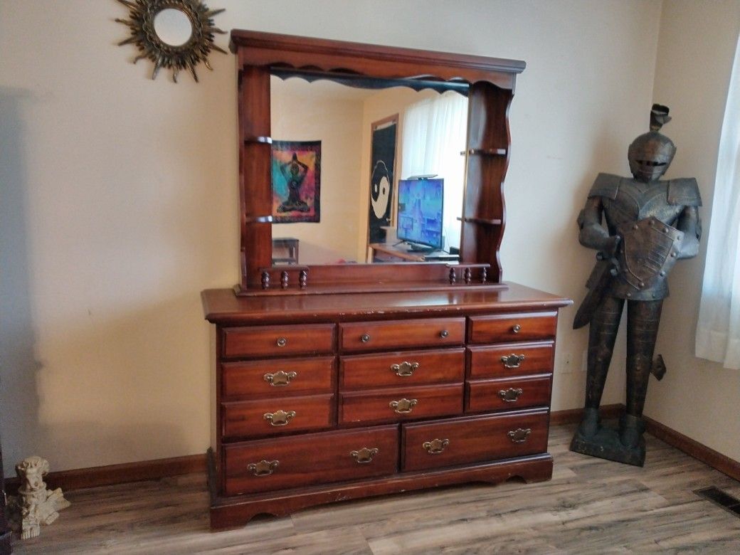 Vintage Dresser w/  Detachable Mirror