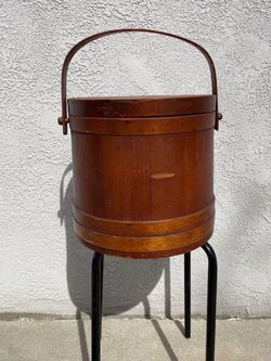 💎Vintage mid-century 💎 FIRKIN  wooden barrel-style sewing caddy features a lidded bucket design  with an interior spool rack inser