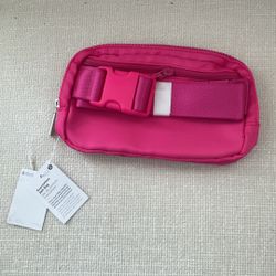 Lululemon Everywhere Belt Bag/Crossbody Bag size:1L color:HOT PINK